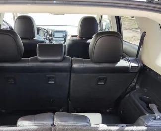 Interieur van Mitsubishi Outlander Xl te huur in Georgië. Een geweldige auto met 7 zitplaatsen en een Automatisch transmissie.