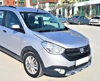 Vooraanzicht van een huurauto Dacia Lodgy Stepway op de luchthaven van Antalya, Turkije ✓ Auto #4079. ✓ Transmissie Handmatig TM ✓ 1 beoordelingen.