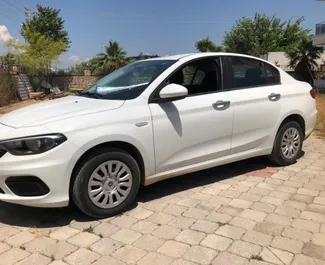 Vooraanzicht van een huurauto Fiat Egea Multijet op de luchthaven van Antalya, Turkije ✓ Auto #4074. ✓ Transmissie Handmatig TM ✓ 0 beoordelingen.