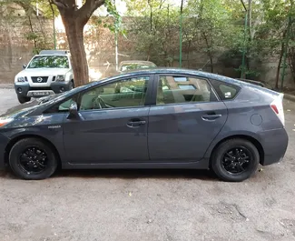 Hybride motor van 1,8L van Toyota Prius 2014 te huur op de luchthaven van Tbilisi.