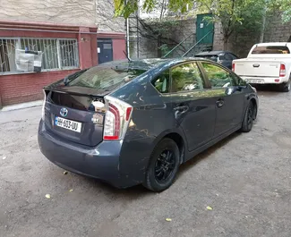 Hybride motor van 1,8L van Toyota Prius 2014 te huur op de luchthaven van Tbilisi.