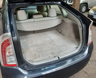 Interieur van Toyota Prius te huur in Georgië. Een geweldige auto met 5 zitplaatsen en een Automatisch transmissie.