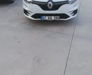 Vooraanzicht van een huurauto Renault Megane Sedan op de luchthaven van Antalya, Turkije ✓ Auto #4144. ✓ Transmissie Automatisch TM ✓ 4 beoordelingen.