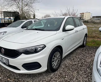 Vooraanzicht van een huurauto Fiat Egea op de luchthaven van Antalya, Turkije ✓ Auto #4116. ✓ Transmissie Handmatig TM ✓ 0 beoordelingen.