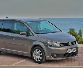 Vooraanzicht van een huurauto Volkswagen Touran in Budva, Montenegro ✓ Auto #4210. ✓ Transmissie Automatisch TM ✓ 6 beoordelingen.