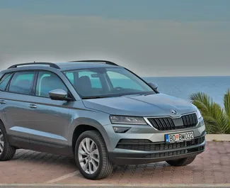 Vooraanzicht van een huurauto Skoda Karoq in Budva, Montenegro ✓ Auto #4216. ✓ Transmissie Automatisch TM ✓ 1 beoordelingen.