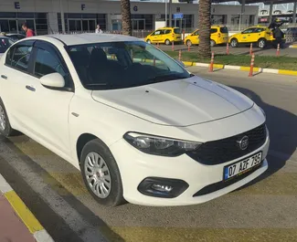 Vooraanzicht van een huurauto Fiat Egea op de luchthaven van Antalya, Turkije ✓ Auto #4223. ✓ Transmissie Handmatig TM ✓ 2 beoordelingen.