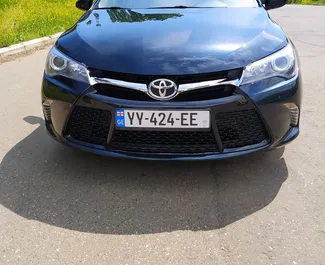 Vooraanzicht van een huurauto Toyota Camry in Tbilisi, Georgië ✓ Auto #4207. ✓ Transmissie Automatisch TM ✓ 0 beoordelingen.