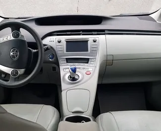 Autohuur Toyota Prius Hybrid 2014 in in Georgië, met Hybride brandstof en 120 pk ➤ Vanaf 52 GEL per dag.