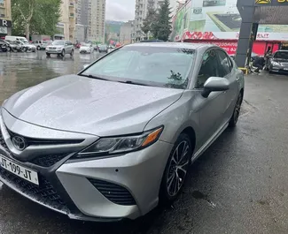 Vooraanzicht van een huurauto Toyota Camry in Tbilisi, Georgië ✓ Auto #4164. ✓ Transmissie Automatisch TM ✓ 0 beoordelingen.