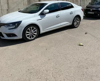 Vooraanzicht van een huurauto Renault Megane Sedan op de luchthaven van Antalya, Turkije ✓ Auto #4187. ✓ Transmissie Automatisch TM ✓ 0 beoordelingen.