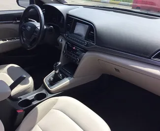 Interieur van Hyundai Elantra te huur in Georgië. Een geweldige auto met 5 zitplaatsen en een Automatisch transmissie.
