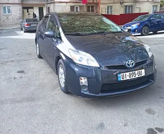 Vooraanzicht van een huurauto Toyota Prius in Tbilisi, Georgië ✓ Auto #4232. ✓ Transmissie Automatisch TM ✓ 9 beoordelingen.