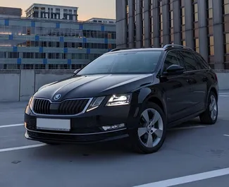 Vooraanzicht van een huurauto Skoda Octavia Combi Praag, Tsjechië ✓ Auto #4177. ✓ Transmissie Automatisch TM ✓ 0 beoordelingen.