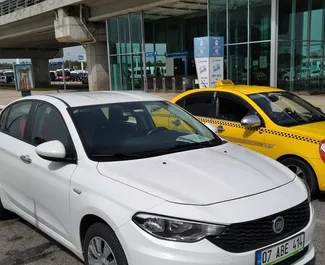 Vooraanzicht van een huurauto Fiat Egea op de luchthaven van Antalya, Turkije ✓ Auto #4181. ✓ Transmissie Handmatig TM ✓ 0 beoordelingen.