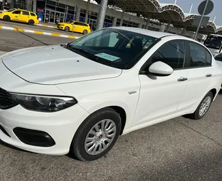 Vooraanzicht van een huurauto Fiat Egea Multijet op de luchthaven van Antalya, Turkije ✓ Auto #4175. ✓ Transmissie Automatisch TM ✓ 4 beoordelingen.