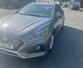 Vooraanzicht van een huurauto Hyundai Sonata in Tbilisi, Georgië ✓ Auto #4266. ✓ Transmissie Automatisch TM ✓ 0 beoordelingen.