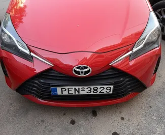 Vooraanzicht van een huurauto Toyota Yaris op Kreta, Griekenland ✓ Auto #1555. ✓ Transmissie Handmatig TM ✓ 2 beoordelingen.