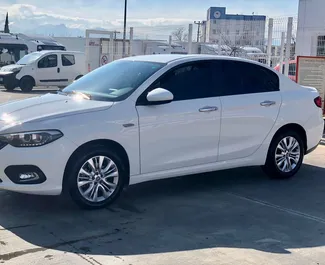 Vooraanzicht van een huurauto Fiat Egea Multijet op de luchthaven van Antalya, Turkije ✓ Auto #4291. ✓ Transmissie Handmatig TM ✓ 0 beoordelingen.