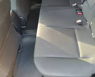 Interieur van Toyota Rav4 te huur in Georgië. Een geweldige auto met 5 zitplaatsen en een Automatisch transmissie.