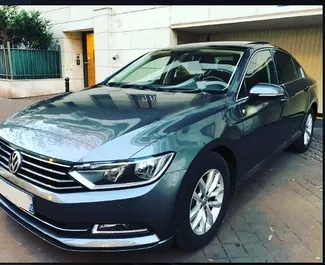 Vooraanzicht van een huurauto Volkswagen Passat in Budva, Montenegro ✓ Auto #1068. ✓ Transmissie Automatisch TM ✓ 0 beoordelingen.