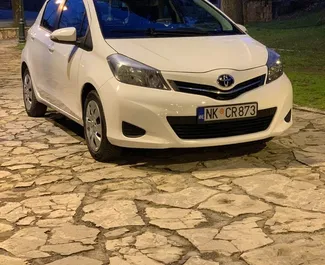 Vooraanzicht van een huurauto Toyota Yaris in Becici, Montenegro ✓ Auto #4269. ✓ Transmissie Automatisch TM ✓ 5 beoordelingen.