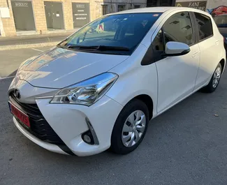 Vooraanzicht van een huurauto Toyota Vitz in Larnaca, Cyprus ✓ Auto #4375. ✓ Transmissie Automatisch TM ✓ 0 beoordelingen.