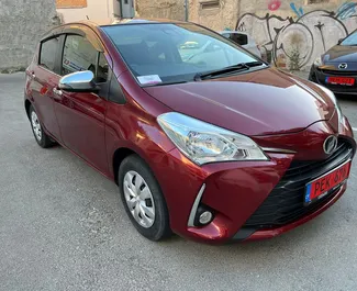 Vooraanzicht van een huurauto Toyota Vitz in Larnaca, Cyprus ✓ Auto #4374. ✓ Transmissie Automatisch TM ✓ 1 beoordelingen.