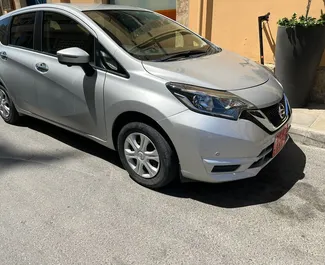 Vooraanzicht van een huurauto Nissan Note in Larnaca, Cyprus ✓ Auto #4376. ✓ Transmissie Automatisch TM ✓ 0 beoordelingen.