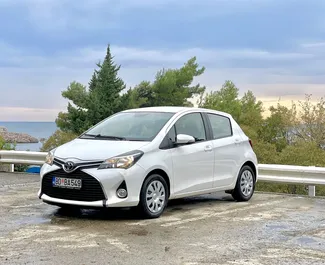 Vooraanzicht van een huurauto Toyota Yaris in Budva, Montenegro ✓ Auto #4386. ✓ Transmissie Automatisch TM ✓ 3 beoordelingen.