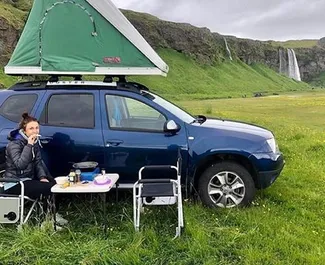 Vooraanzicht van een huurauto Dacia Duster in Keflavik, IJsland ✓ Auto #4383. ✓ Transmissie Handmatig TM ✓ 0 beoordelingen.