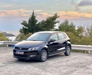 Vooraanzicht van een huurauto Volkswagen Polo in Budva, Montenegro ✓ Auto #4385. ✓ Transmissie Handmatig TM ✓ 2 beoordelingen.