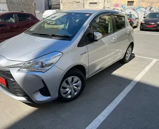 Vooraanzicht van een huurauto Toyota Vitz in Larnaca, Cyprus ✓ Auto #4402. ✓ Transmissie Automatisch TM ✓ 0 beoordelingen.