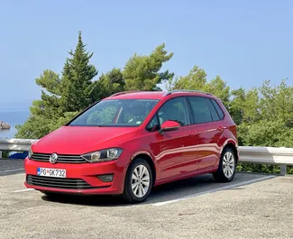 Vooraanzicht van een huurauto Volkswagen Golf Sportsvan in Budva, Montenegro ✓ Auto #4390. ✓ Transmissie Automatisch TM ✓ 1 beoordelingen.