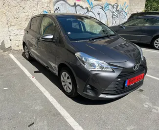 Vooraanzicht van een huurauto Toyota Vitz in Larnaca, Cyprus ✓ Auto #4401. ✓ Transmissie Automatisch TM ✓ 0 beoordelingen.