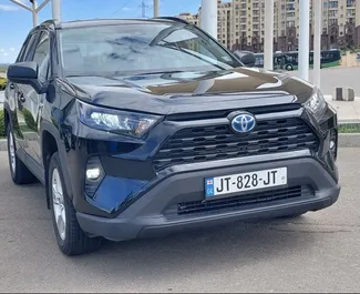 Vooraanzicht van een huurauto Toyota Rav4 in Tbilisi, Georgië ✓ Auto #4416. ✓ Transmissie Automatisch TM ✓ 1 beoordelingen.