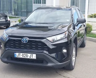 Hybride motor van 2,5L van Toyota Rav4 2021 te huur in Tbilisi.