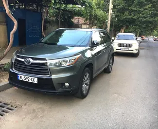 Vooraanzicht van een huurauto Toyota Highlander in Tbilisi, Georgië ✓ Auto #4420. ✓ Transmissie Automatisch TM ✓ 0 beoordelingen.