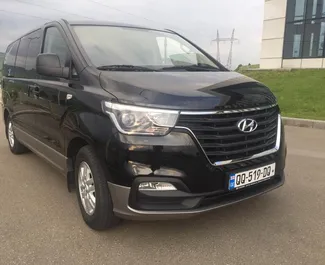 Vooraanzicht van een huurauto Hyundai H1 in Tbilisi, Georgië ✓ Auto #1326. ✓ Transmissie Automatisch TM ✓ 2 beoordelingen.