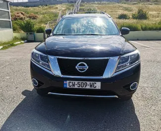 Vooraanzicht van een huurauto Nissan Pathfinder in Tbilisi, Georgië ✓ Auto #2189. ✓ Transmissie Automatisch TM ✓ 0 beoordelingen.