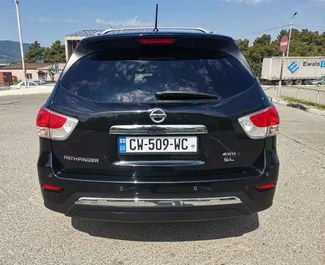 Benzine motor van 3,5L van Nissan Pathfinder 2015 te huur in Tbilisi.