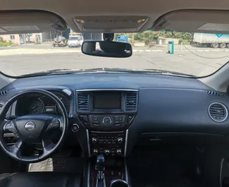 Interieur van Nissan Pathfinder te huur in Georgië. Een geweldige auto met 7 zitplaatsen en een Automatisch transmissie.