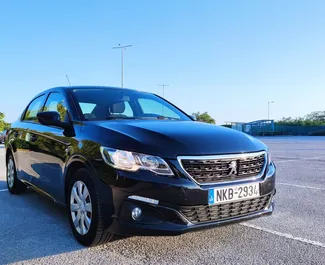 Vooraanzicht van een huurauto Peugeot 301 in Thessaloniki, Griekenland ✓ Auto #2286. ✓ Transmissie Handmatig TM ✓ 2 beoordelingen.