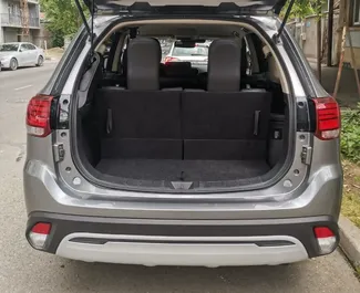 Interieur van Mitsubishi Outlander te huur in Georgië. Een geweldige auto met 7 zitplaatsen en een Automatisch transmissie.