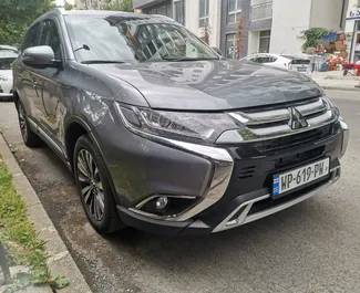 Vooraanzicht van een huurauto Mitsubishi Outlander in Tbilisi, Georgië ✓ Auto #1275. ✓ Transmissie Automatisch TM ✓ 3 beoordelingen.