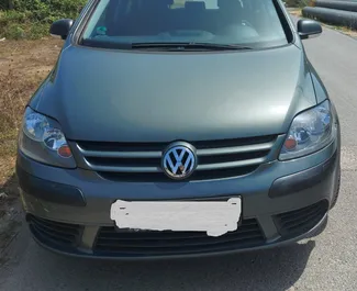 Vooraanzicht van een huurauto Volkswagen Golf Plus in Durrës, Albanië ✓ Auto #4669. ✓ Transmissie Handmatig TM ✓ 1 beoordelingen.