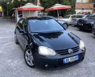 Vooraanzicht van een huurauto Volkswagen Golf in Tirana, Albanië ✓ Auto #4596. ✓ Transmissie Automatisch TM ✓ 0 beoordelingen.