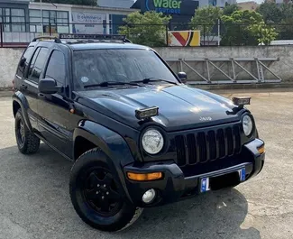 Vooraanzicht van een huurauto Jeep Cherokee in Tirana, Albanië ✓ Auto #4591. ✓ Transmissie Automatisch TM ✓ 0 beoordelingen.