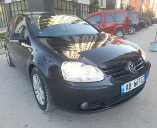 Vooraanzicht van een huurauto Volkswagen Golf 5 in Tirana, Albanië ✓ Auto #4600. ✓ Transmissie Handmatig TM ✓ 2 beoordelingen.