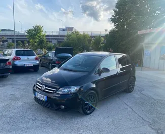 Vooraanzicht van een huurauto Volkswagen Golf Plus in Tirana, Albanië ✓ Auto #4472. ✓ Transmissie Automatisch TM ✓ 0 beoordelingen.